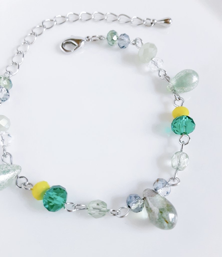 しずくとガラスビーズのグラデーションカラーのブレスレット(グリーングリーン)