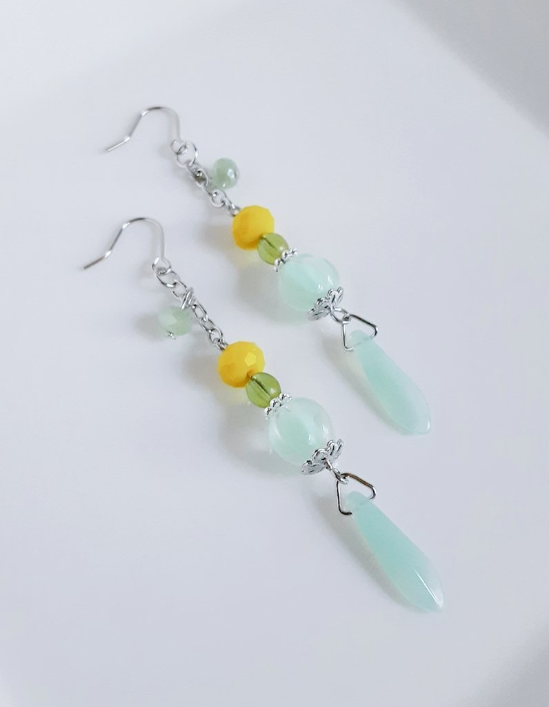 チェコメロンビーズとダガービーズのゆらゆらロングピアス/イヤリング(菜の花グリーン)