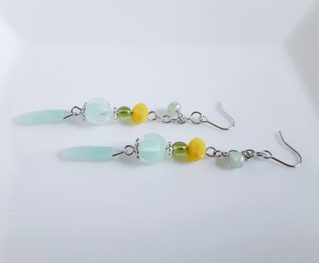 チェコメロンビーズとダガービーズのゆらゆらロングピアス/イヤリング(菜の花グリーン)