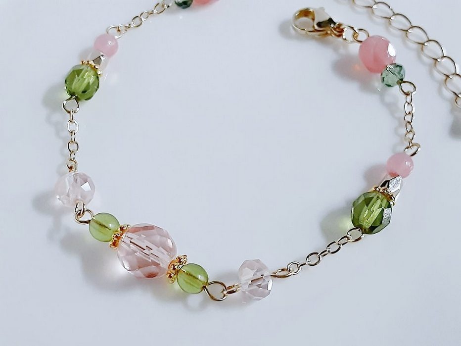 チェコビーズとガラスビーズのピーチオリーブカラーのブレスレット