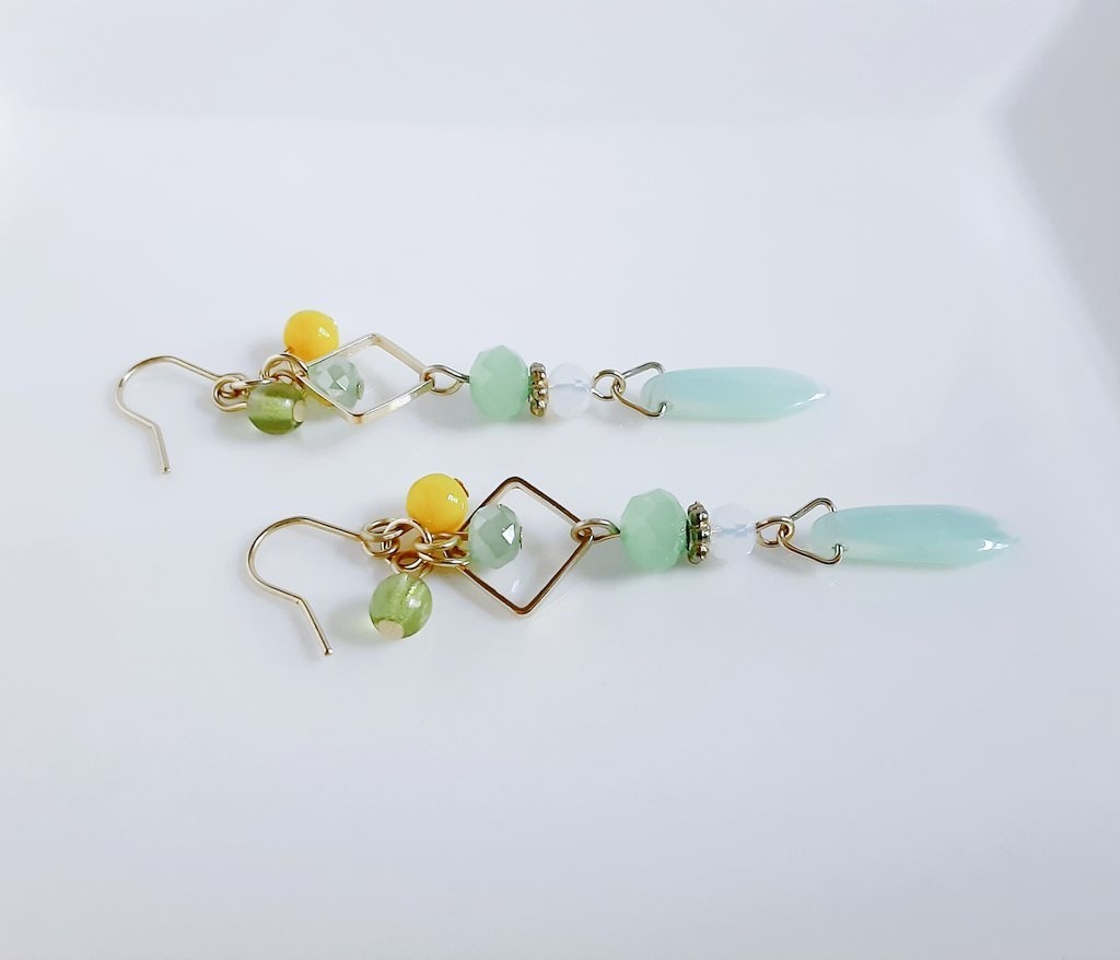 スクエアフープとダガービーズのロングピアス/イヤリング(若草)