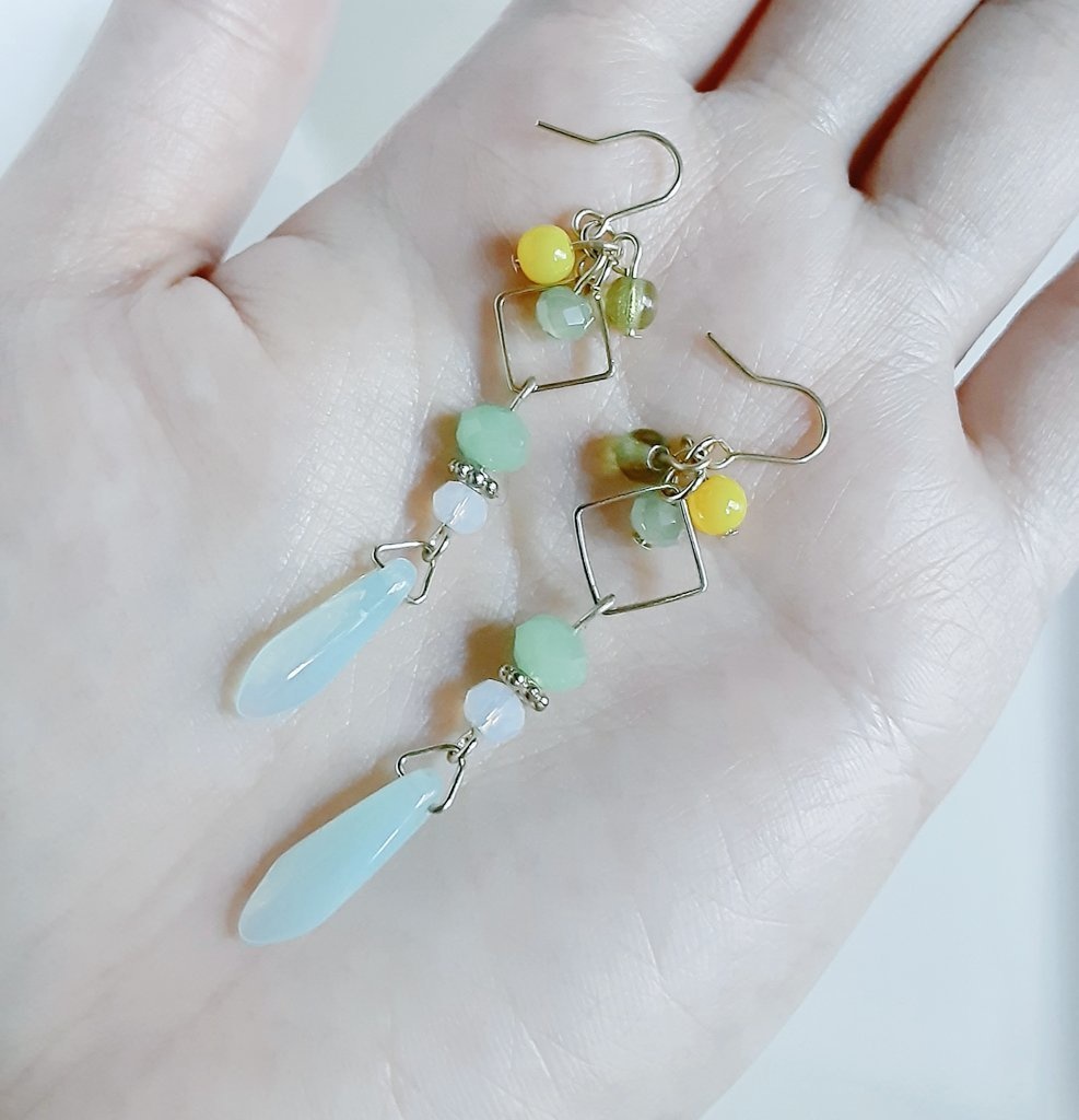 スクエアフープとダガービーズのロングピアス/イヤリング(若草)