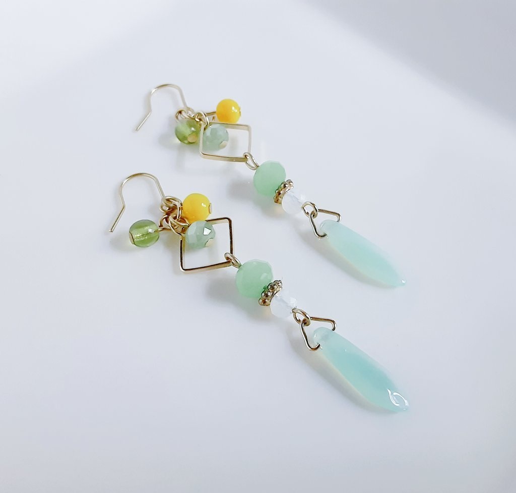 スクエアフープとダガービーズのロングピアス/イヤリング(若草)