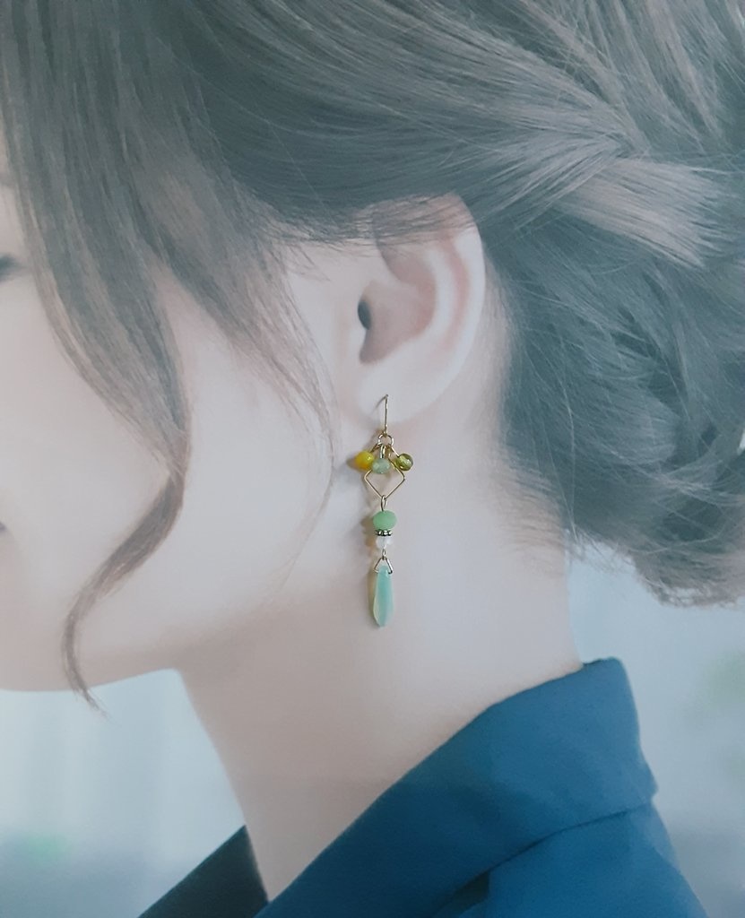 スクエアフープとダガービーズのロングピアス/イヤリング(若草)