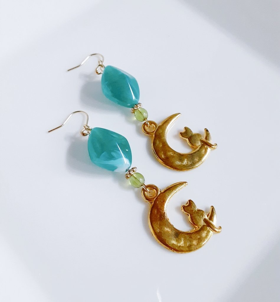 夢見るネコちゃんとマーブルビーズのピアス/イヤリング(エメラルドグリーン)