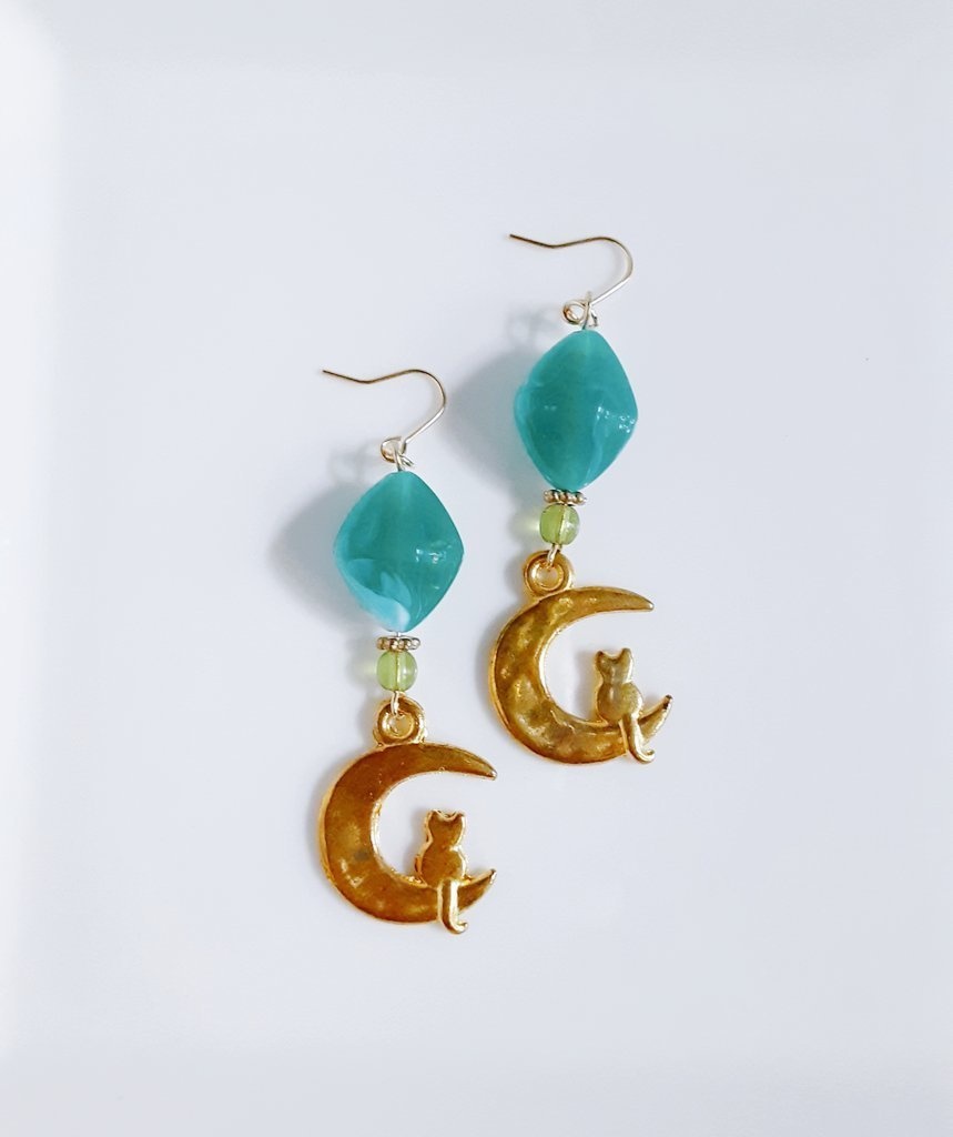 夢見るネコちゃんとマーブルビーズのピアス/イヤリング(エメラルドグリーン)