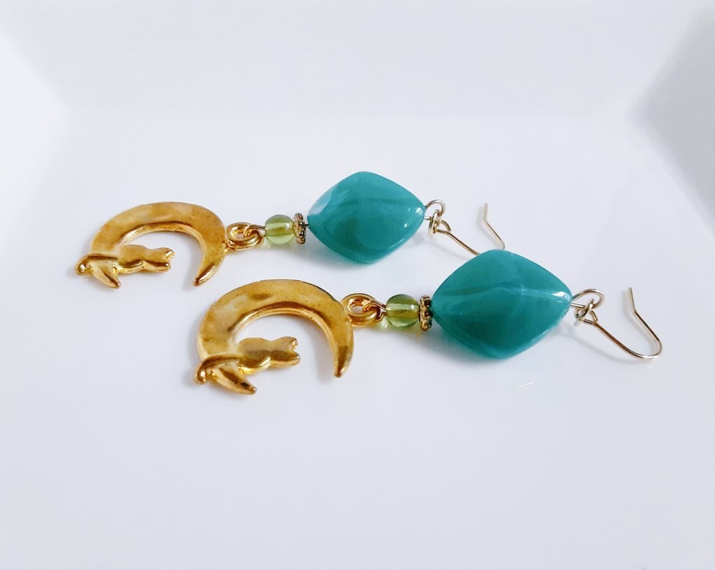 夢見るネコちゃんとマーブルビーズのピアス/イヤリング(エメラルドグリーン)