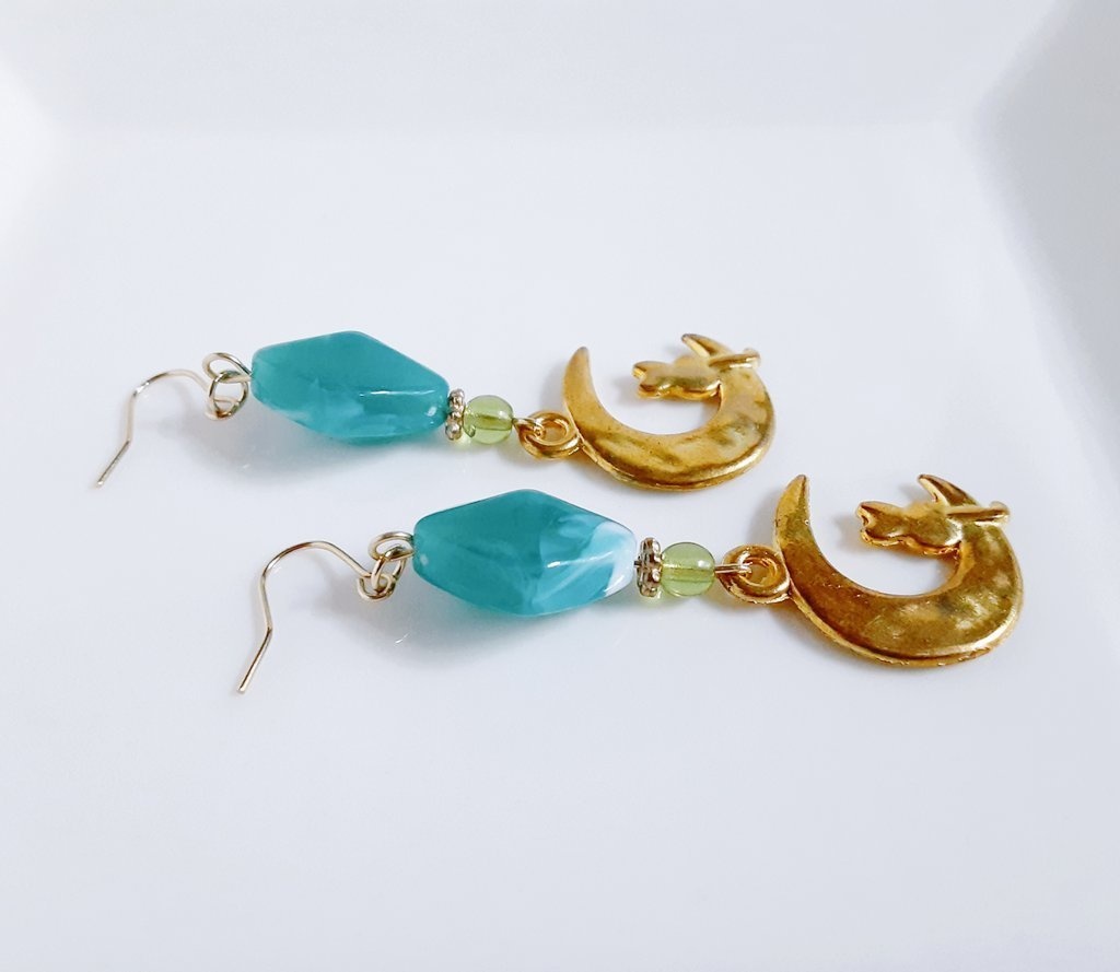 夢見るネコちゃんとマーブルビーズのピアス/イヤリング(エメラルドグリーン)