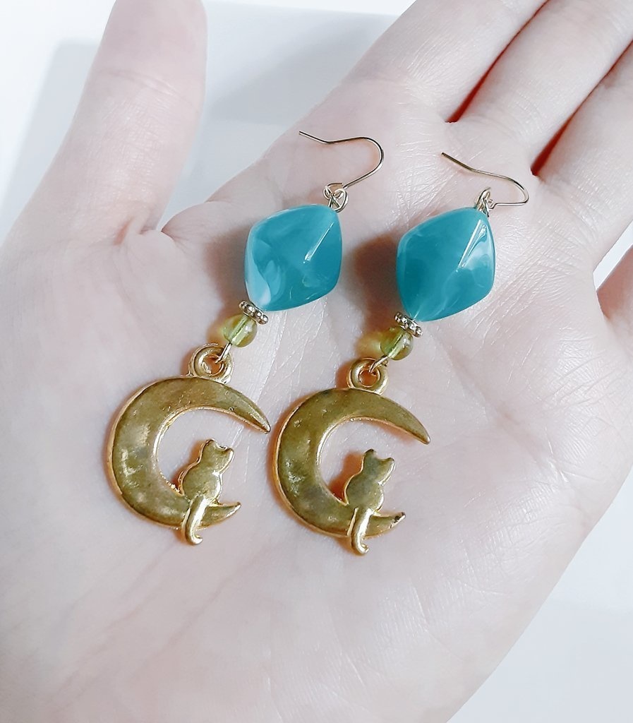 夢見るネコちゃんとマーブルビーズのピアス/イヤリング(エメラルドグリーン)