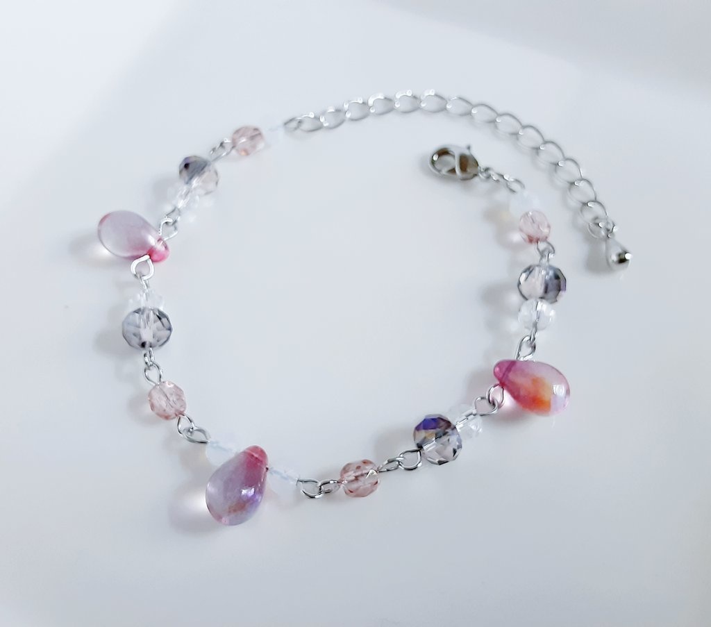 しずくとガラスビーズのサイケピンクパープルカラーのブレスレット