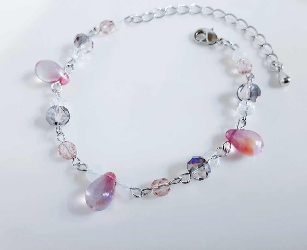 しずくとガラスビーズのサイケピンクパープルカラーのブレスレット