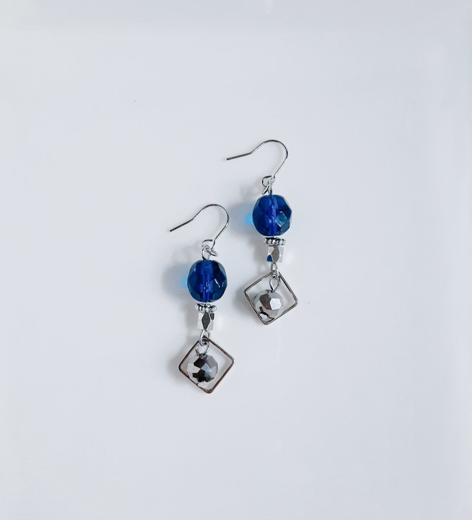 再再販☆スクエアとシルバーブルーカラーのピアス/イヤリング