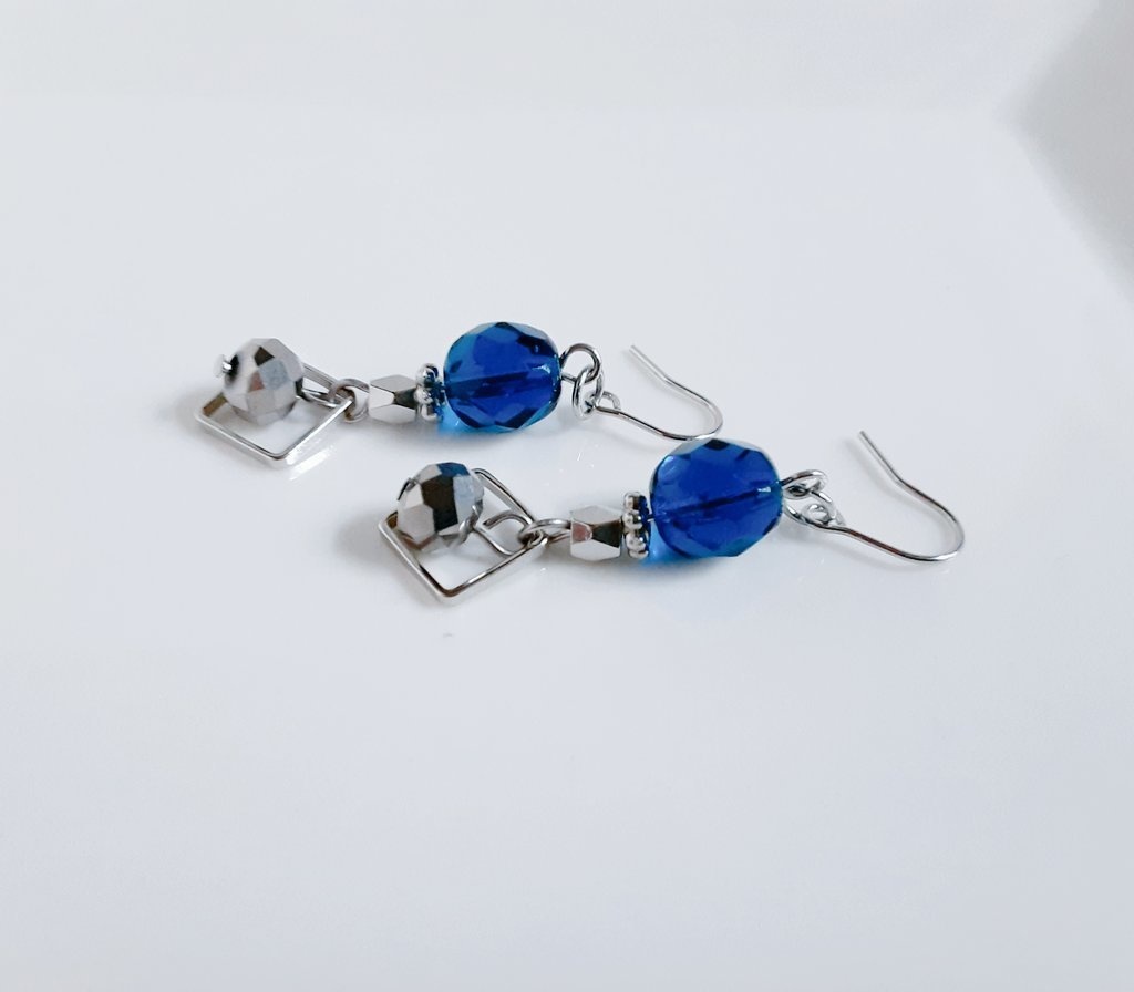 再再販☆スクエアとシルバーブルーカラーのピアス/イヤリング