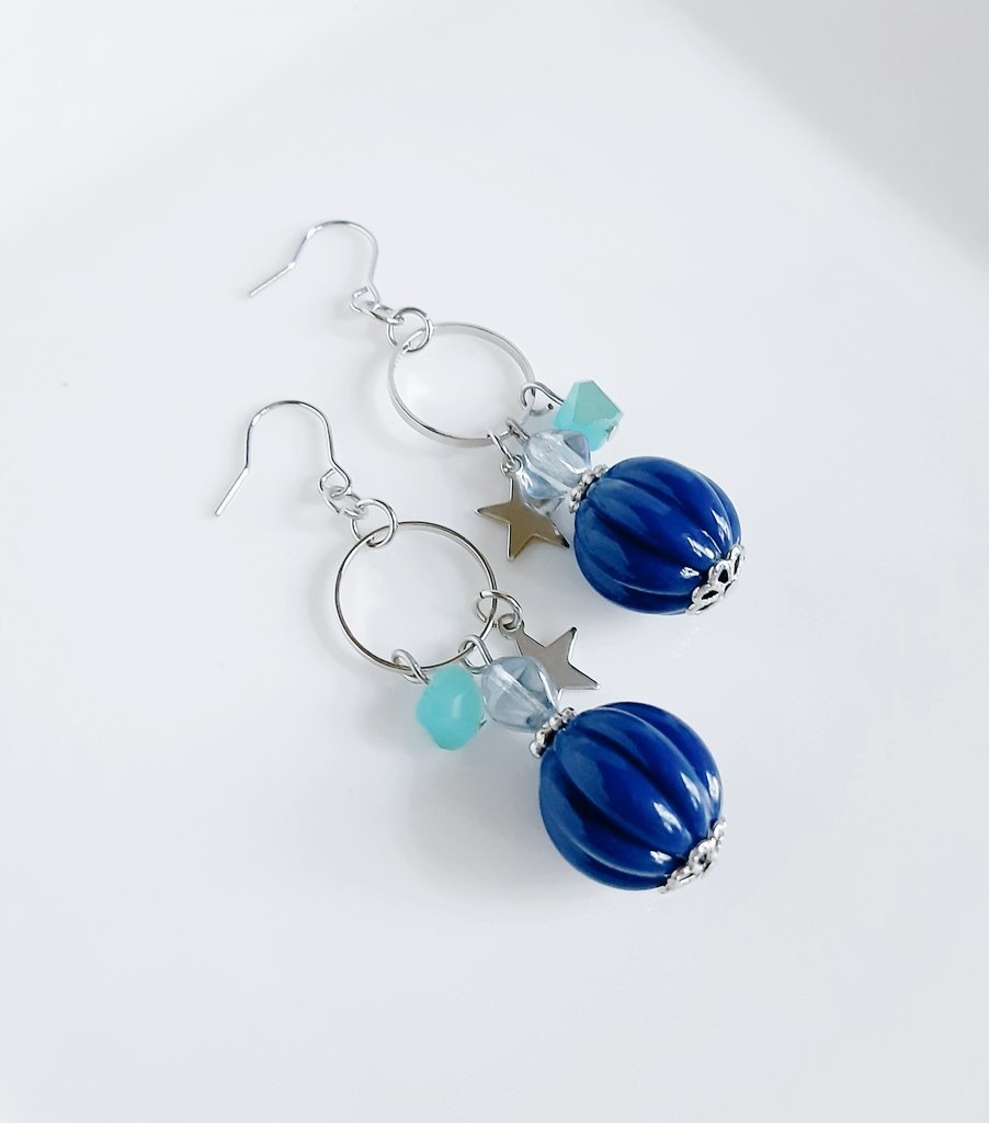 お星様付☆サークルフープとおおぶりアクリルビーズのブルー色ピアス/イヤリング