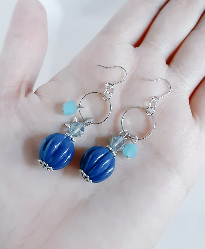 お星様付☆サークルフープとおおぶりアクリルビーズのブルー色ピアス/イヤリング