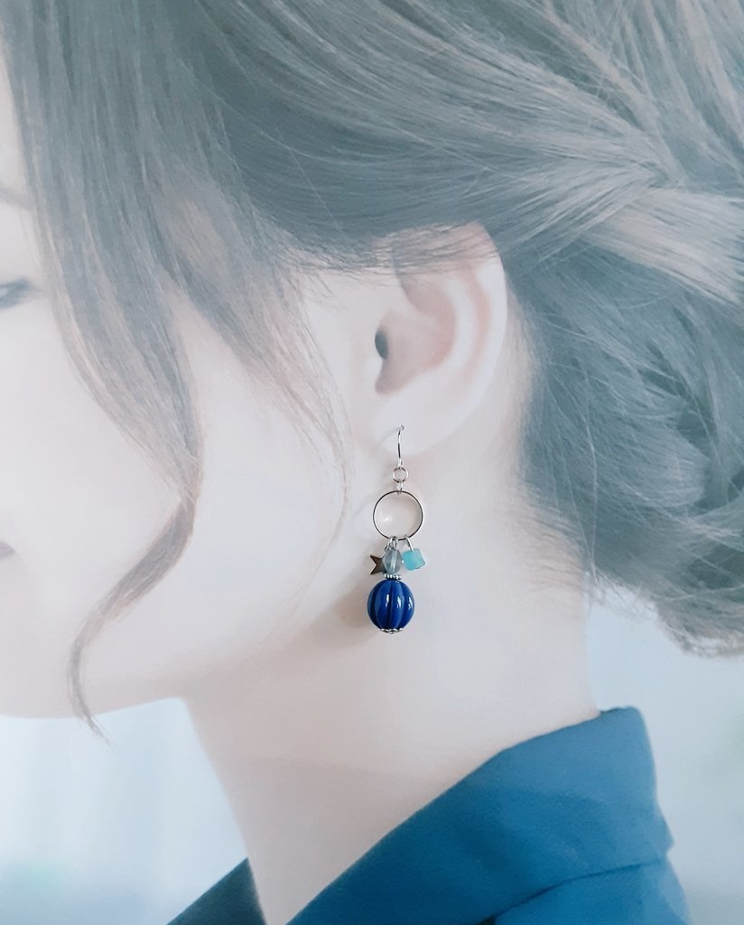 お星様付☆サークルフープとおおぶりアクリルビーズのブルー色ピアス/イヤリング