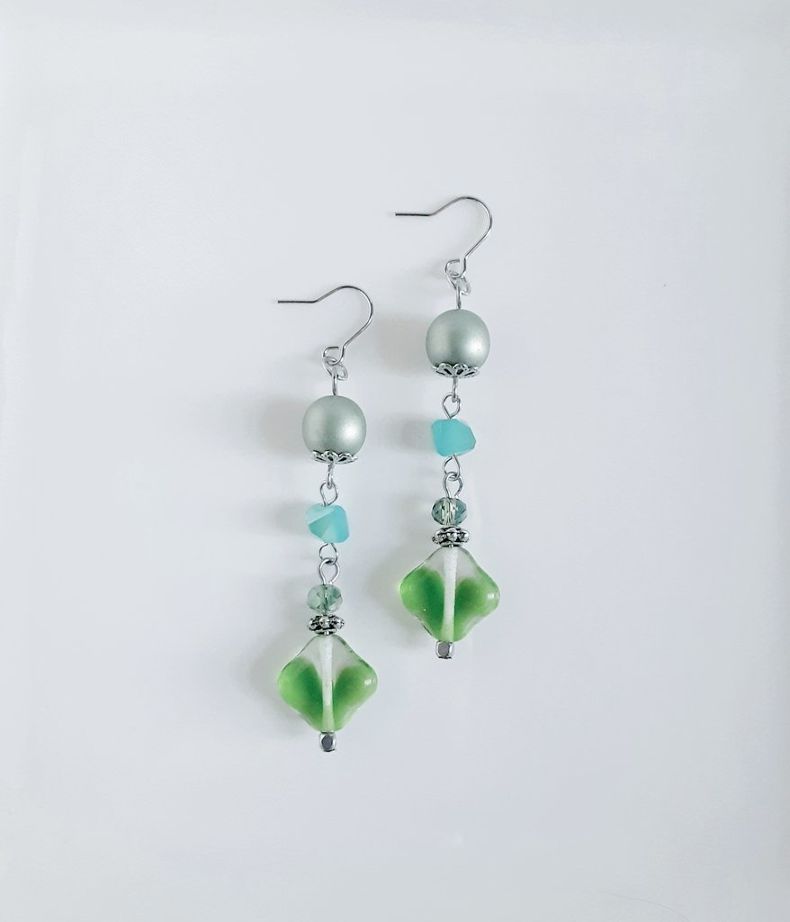 吹きガラスのようなチェコビーズとチェコパールのゆらゆらピアス/イヤリング(グリーン)
