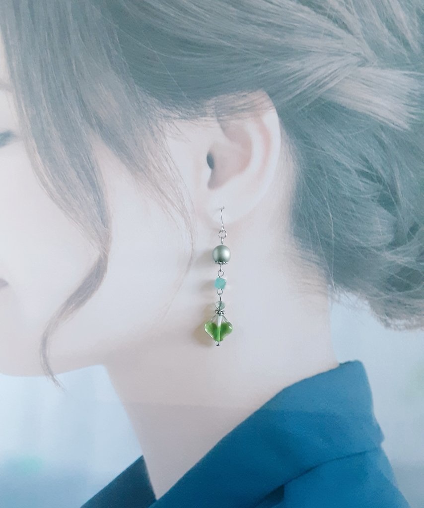 吹きガラスのようなチェコビーズとチェコパールのゆらゆらピアス/イヤリング(グリーン)