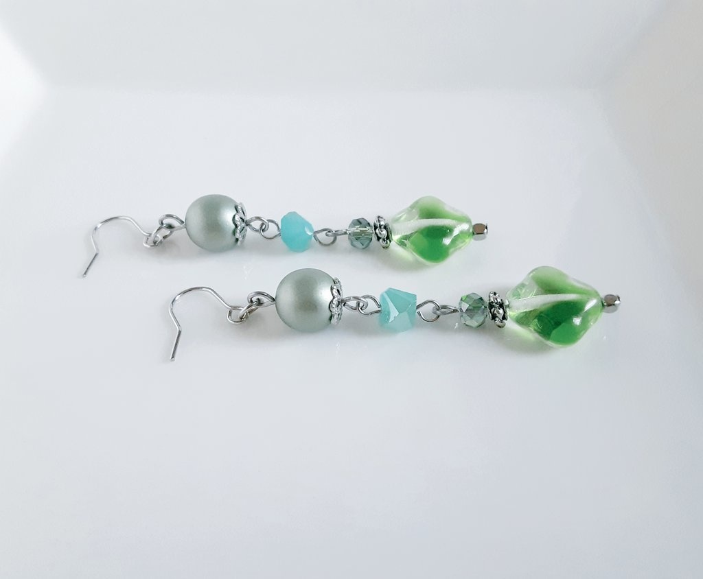 吹きガラスのようなチェコビーズとチェコパールのゆらゆらピアス/イヤリング(グリーン)