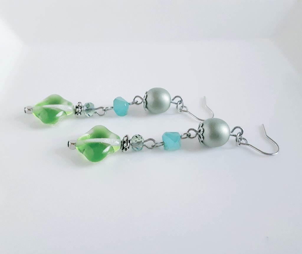 吹きガラスのようなチェコビーズとチェコパールのゆらゆらピアス/イヤリング(グリーン)