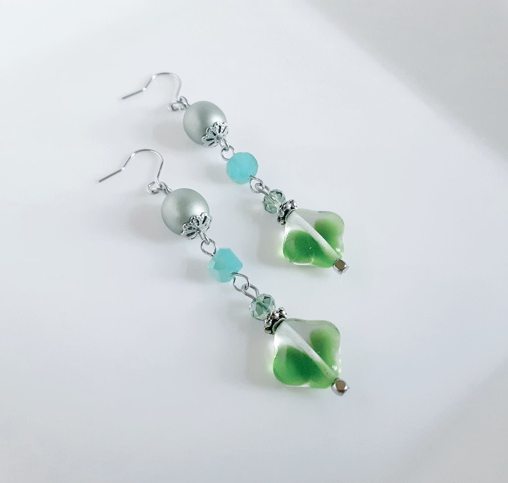 吹きガラスのようなチェコビーズとチェコパールのゆらゆらピアス/イヤリング(グリーン)