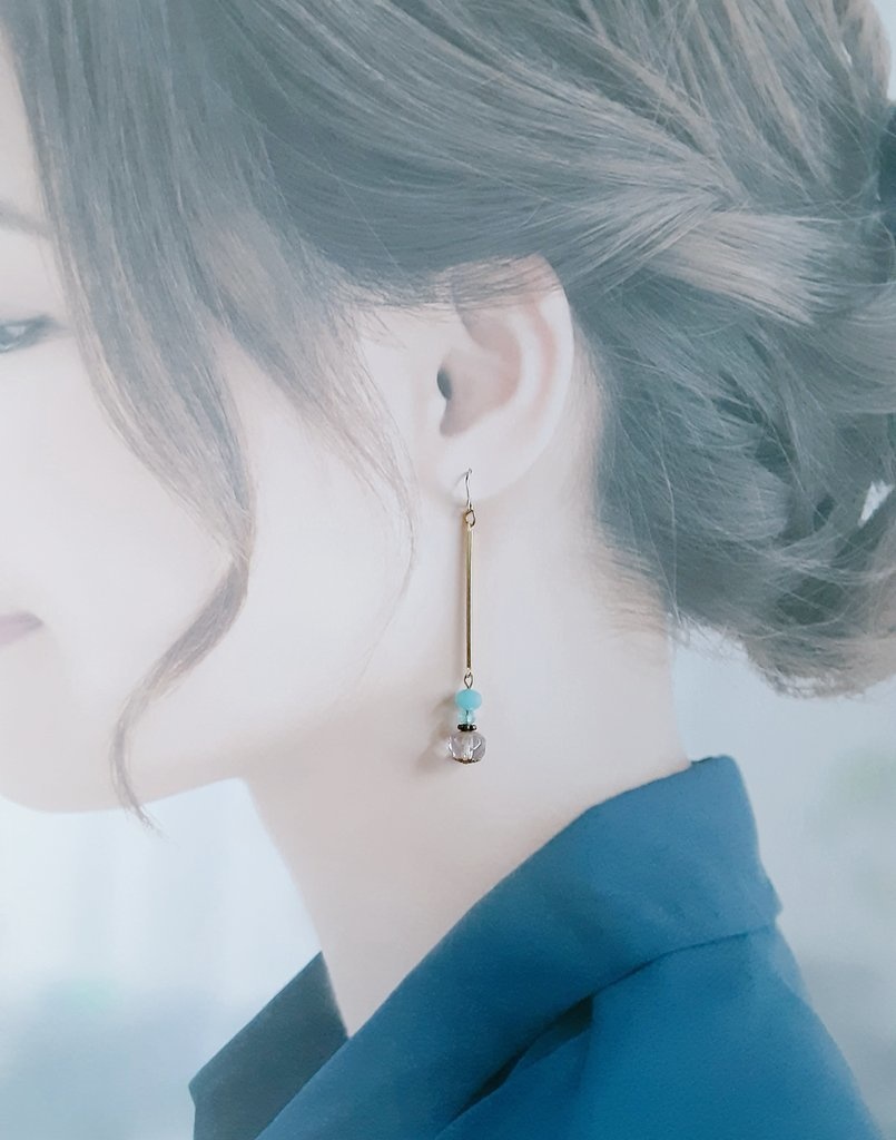 チェコビーズとゴールドバーのシンプルロングピアス/イヤリング(アクアマリン)