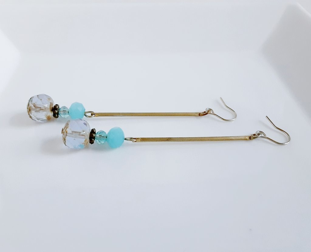 チェコビーズとゴールドバーのシンプルロングピアス/イヤリング(アクアマリン)