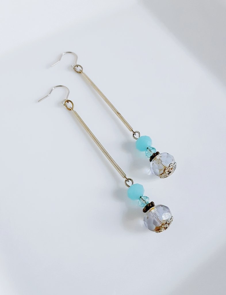 チェコビーズとゴールドバーのシンプルロングピアス/イヤリング(アクアマリン)