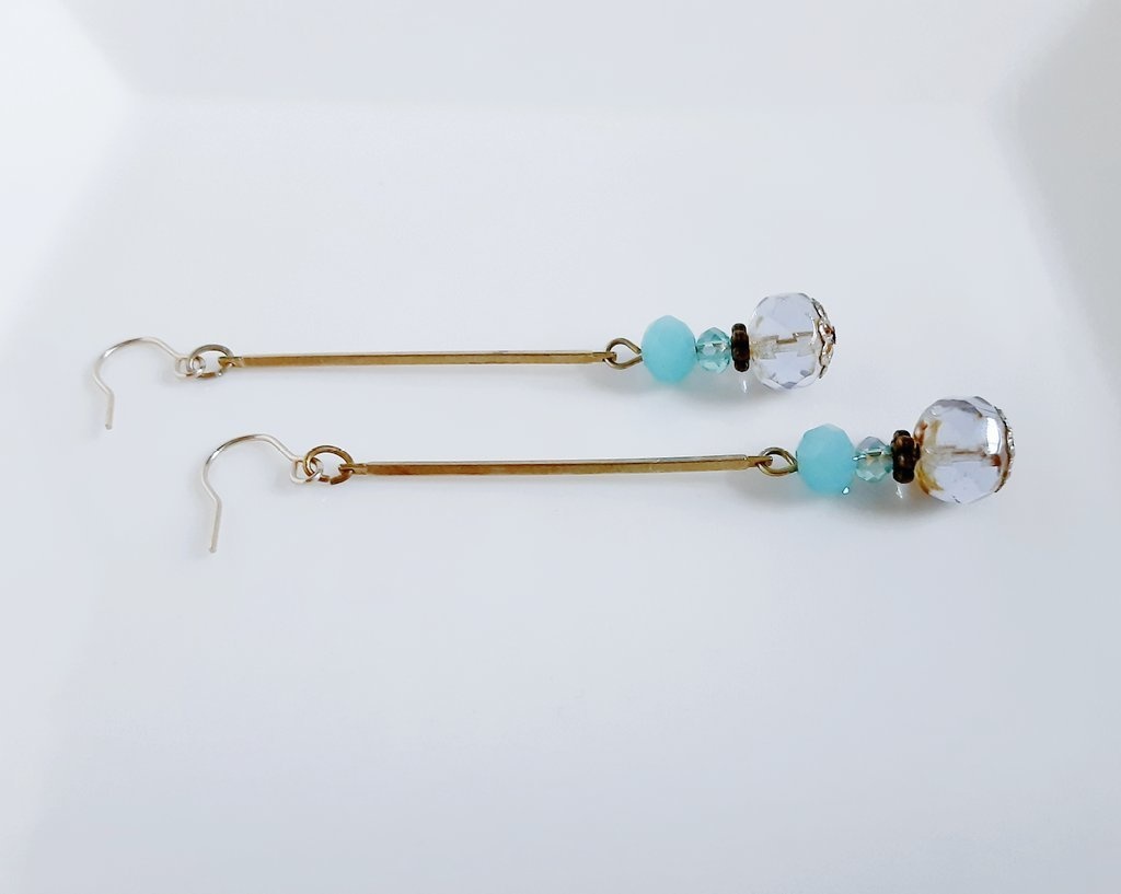 チェコビーズとゴールドバーのシンプルロングピアス/イヤリング(アクアマリン)