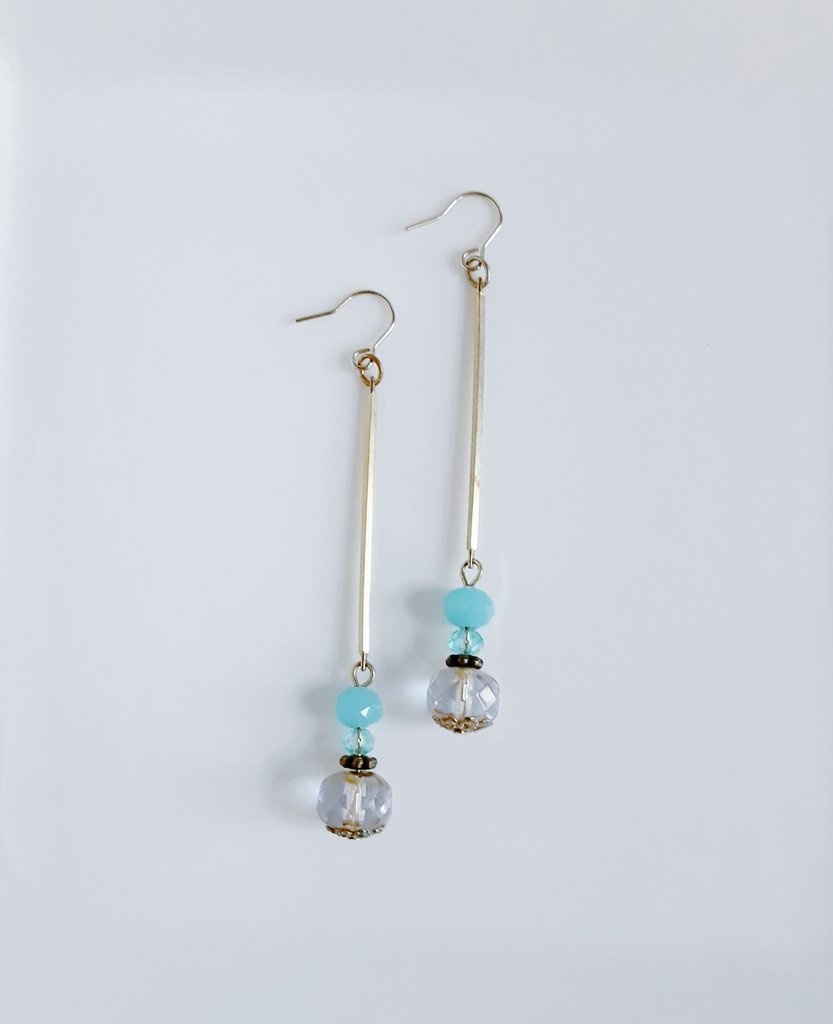 チェコビーズとゴールドバーのシンプルロングピアス/イヤリング(アクアマリン)