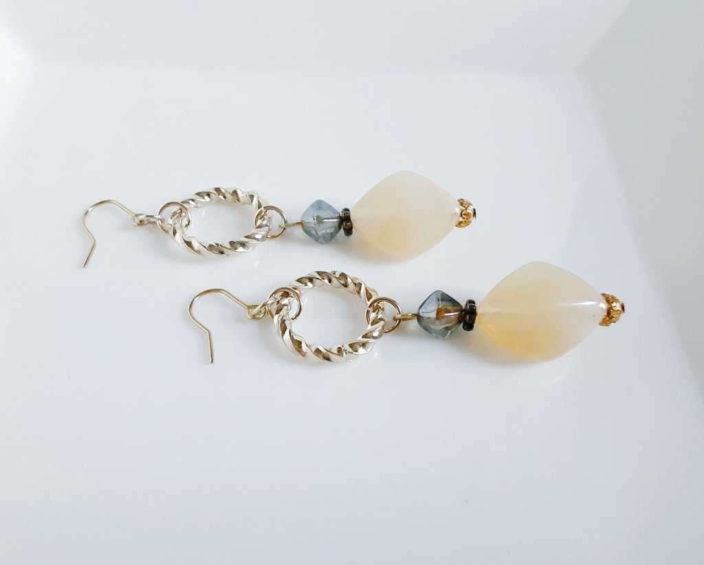 ツイストメタルフープとマーブルビーズの秋色ピアス/イヤリング