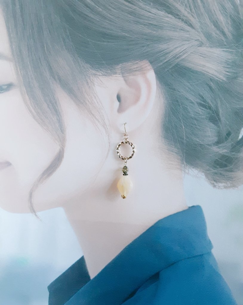 ツイストメタルフープとマーブルビーズの秋色ピアス/イヤリング