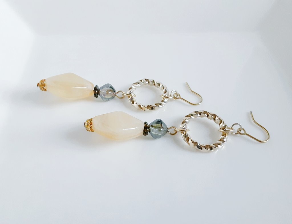 ツイストメタルフープとマーブルビーズの秋色ピアス/イヤリング