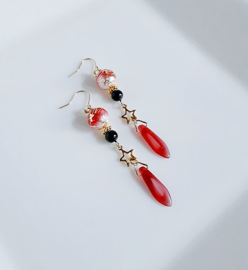 唐草ビーズとチェコダガービーズのピアス/イヤリング(レッド)