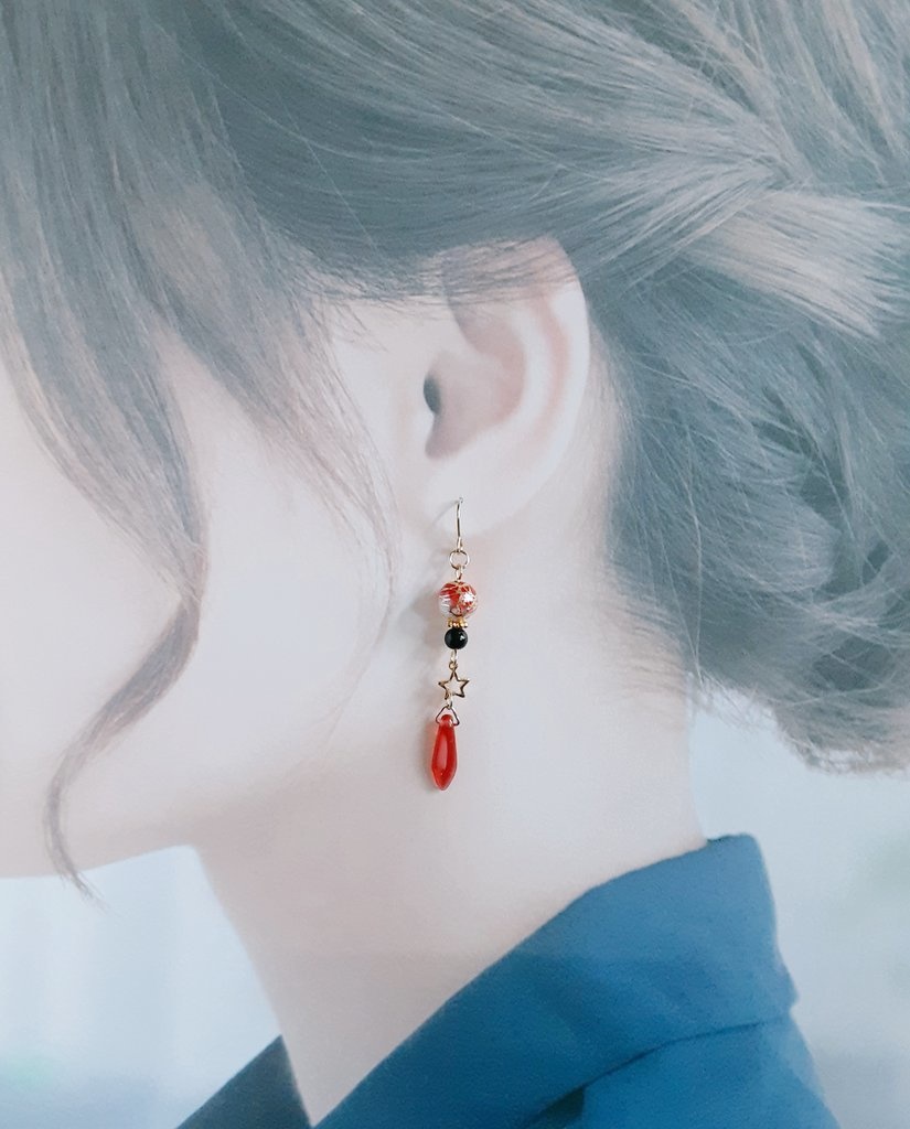 唐草ビーズとチェコダガービーズのピアス/イヤリング(レッド)