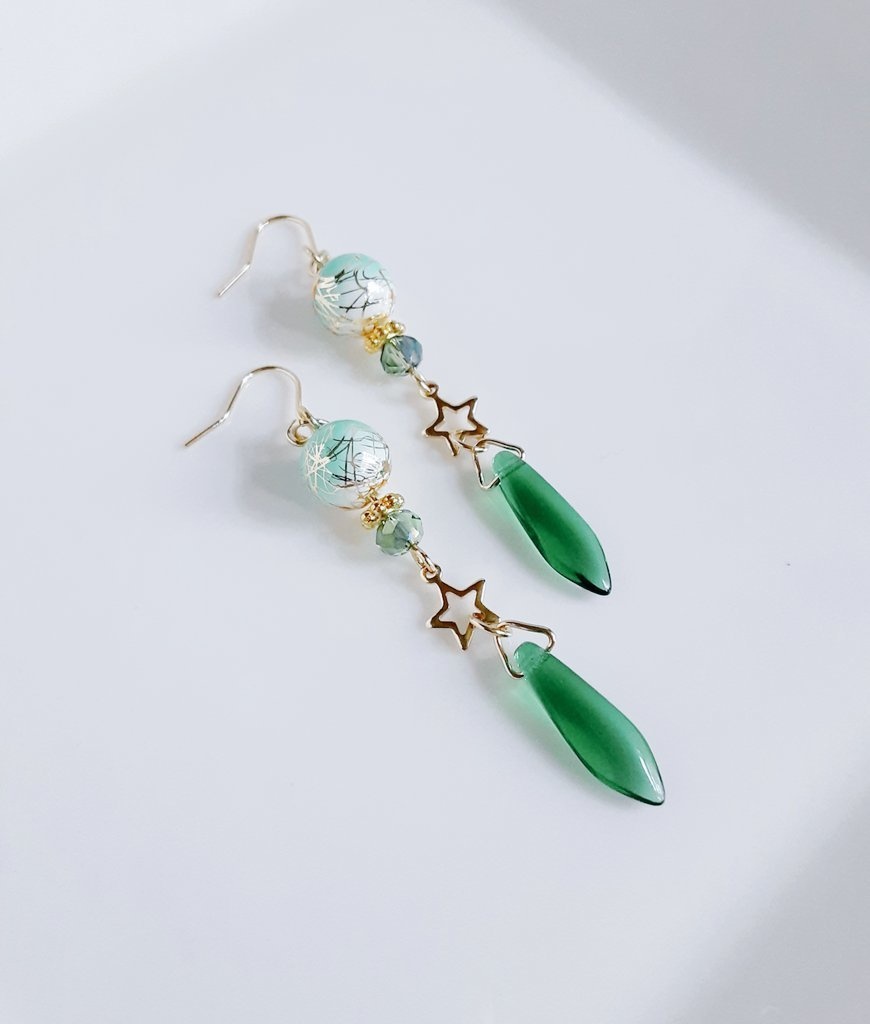 唐草ビーズとチェコダガービーズのピアス/イヤリング(グリーン)