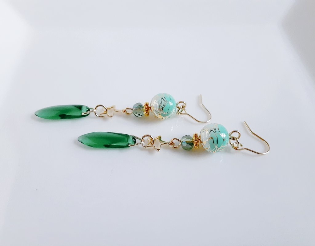 唐草ビーズとチェコダガービーズのピアス/イヤリング(グリーン)