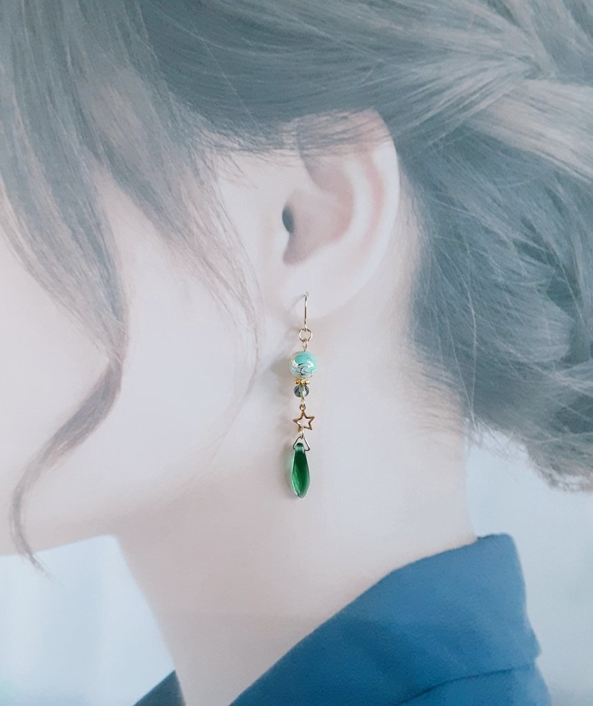 唐草ビーズとチェコダガービーズのピアス/イヤリング(グリーン)