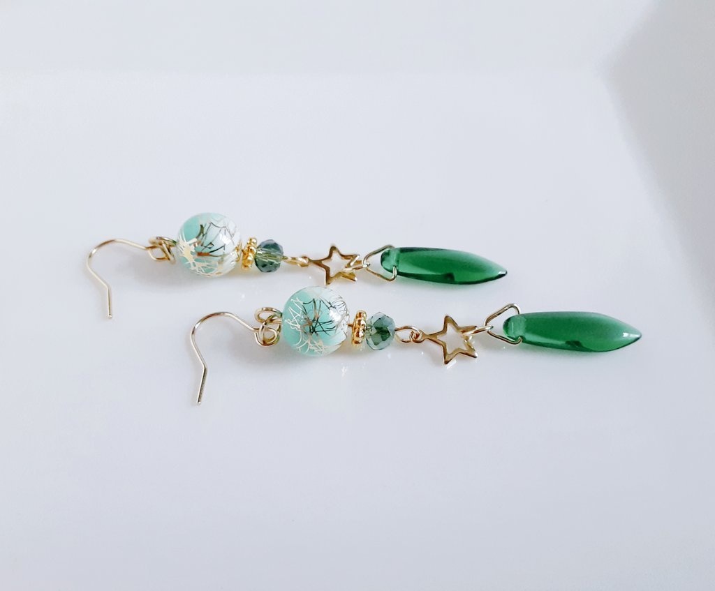 唐草ビーズとチェコダガービーズのピアス/イヤリング(グリーン)