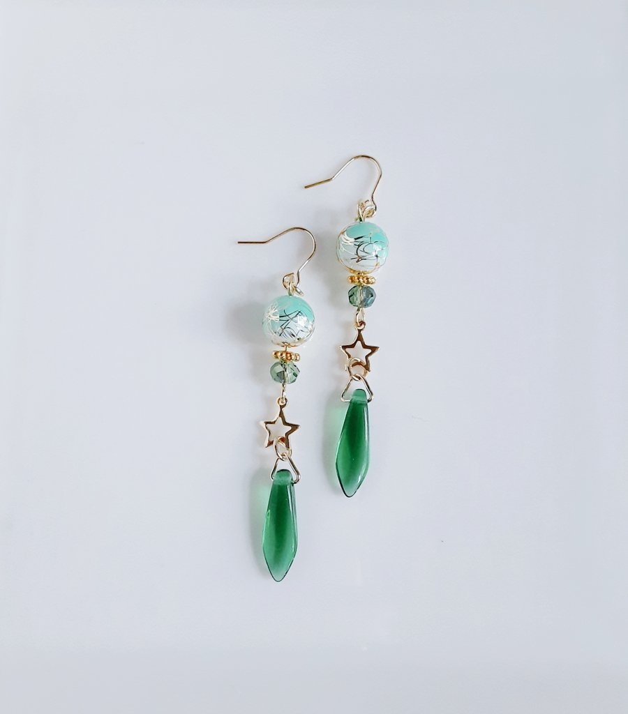 唐草ビーズとチェコダガービーズのピアス/イヤリング(グリーン)