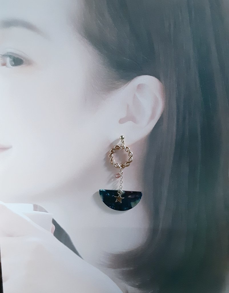 大ぶりべっ甲風アクリルプレートとツイストフープのゆらゆら大ぶりピアス/イヤリング(小宇宙)