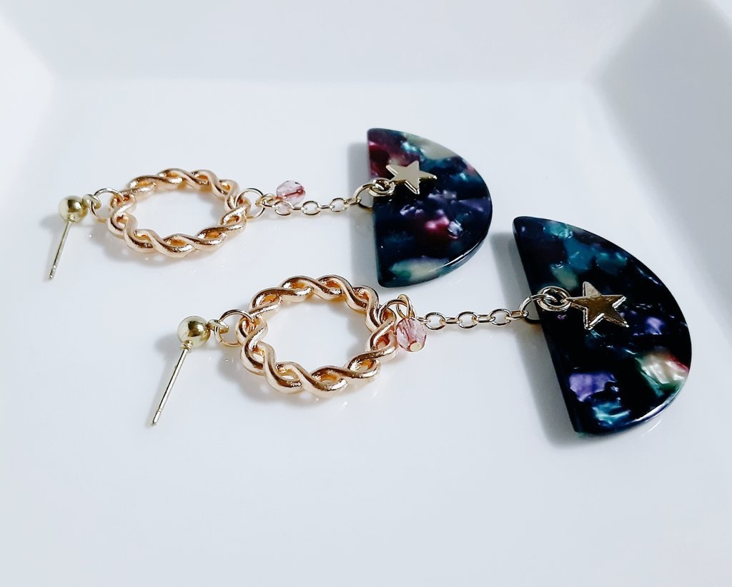 大ぶりべっ甲風アクリルプレートとツイストフープのゆらゆら大ぶりピアス/イヤリング(小宇宙)