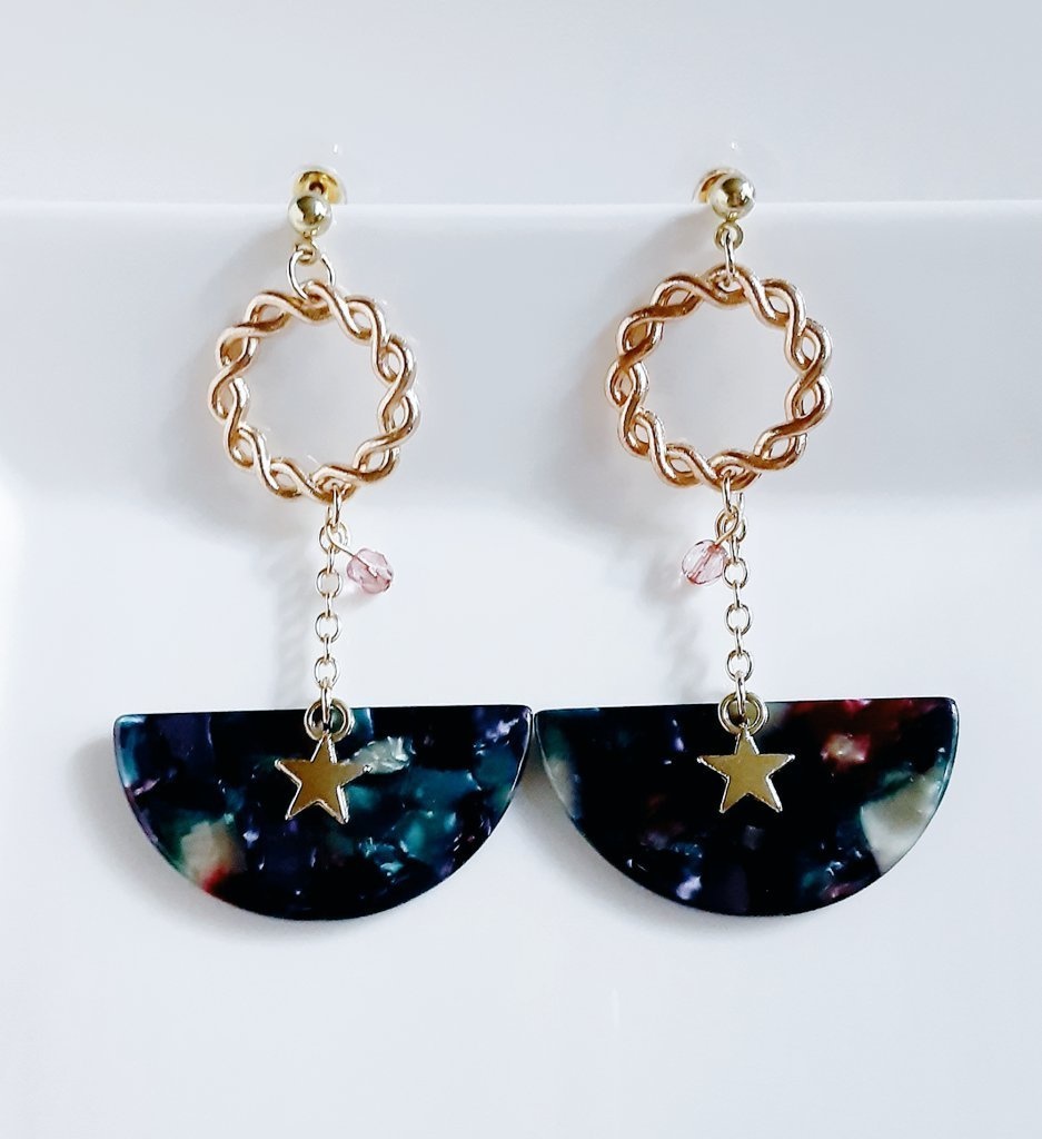 大ぶりべっ甲風アクリルプレートとツイストフープのゆらゆら大ぶりピアス/イヤリング(小宇宙)