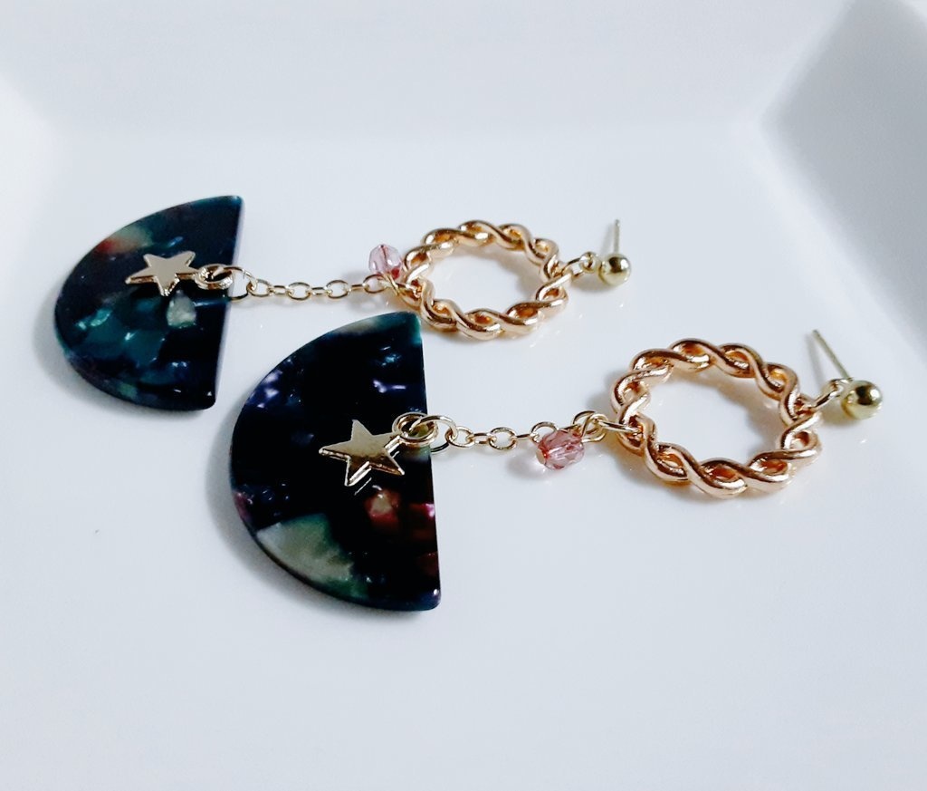 大ぶりべっ甲風アクリルプレートとツイストフープのゆらゆら大ぶりピアス/イヤリング(小宇宙)