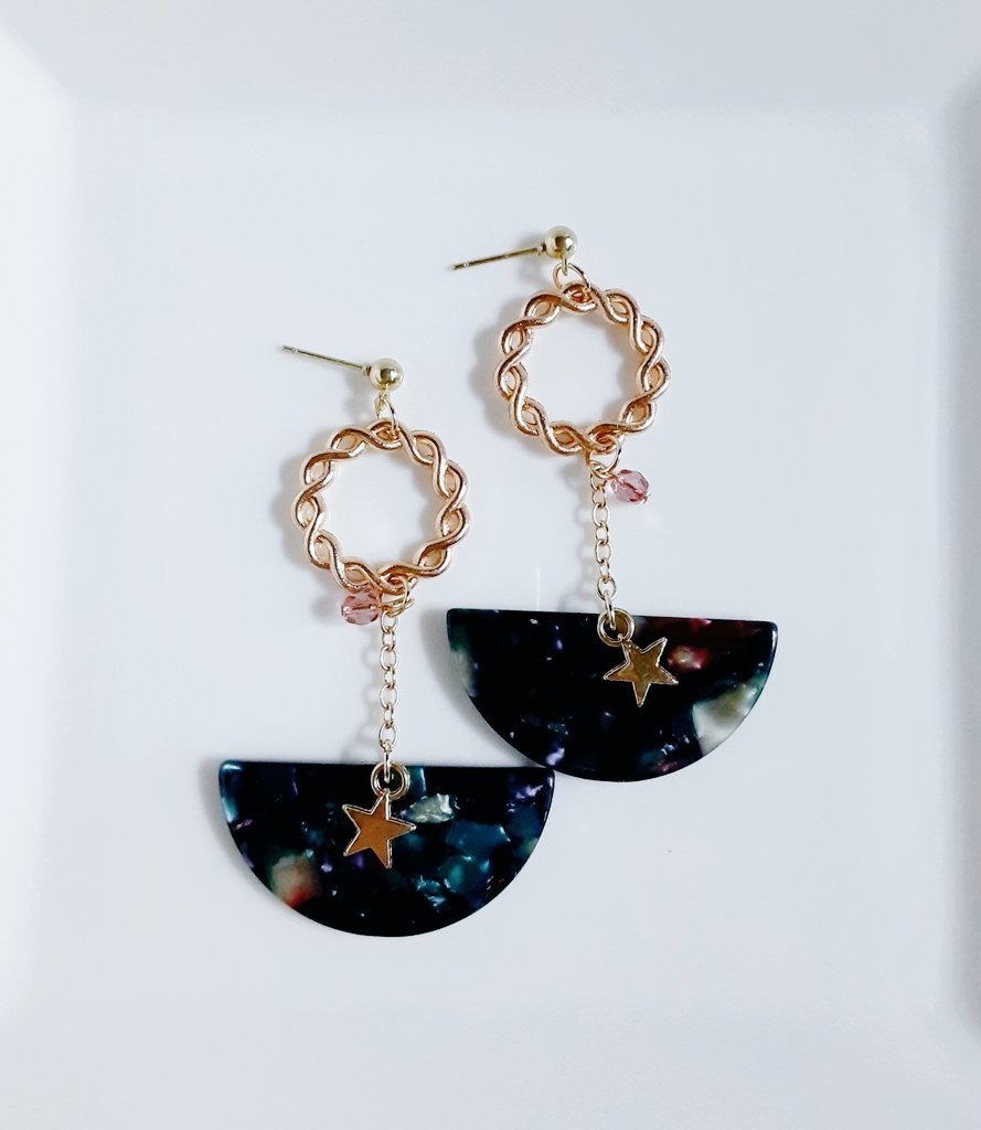 大ぶりべっ甲風アクリルプレートとツイストフープのゆらゆら大ぶりピアス/イヤリング(小宇宙)