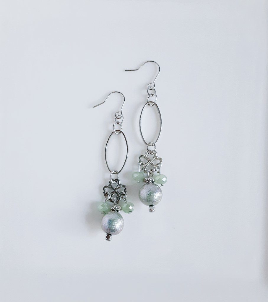 四葉のクローバーとシャイニーパールとオーバルフープの爽やかグリーンなピアス/イヤリング