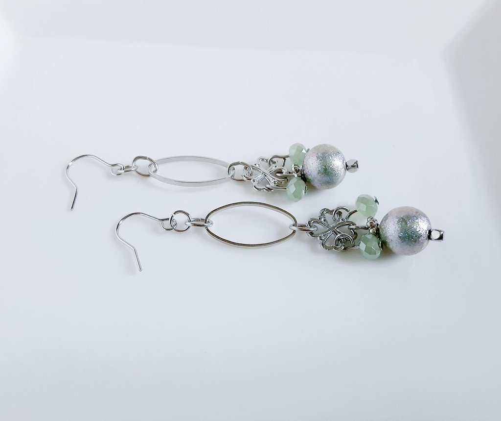 四葉のクローバーとシャイニーパールとオーバルフープの爽やかグリーンなピアス/イヤリング