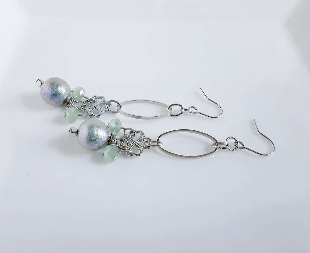 四葉のクローバーとシャイニーパールとオーバルフープの爽やかグリーンなピアス/イヤリング