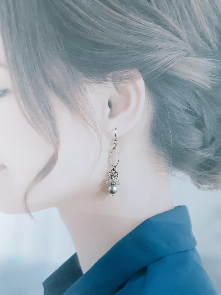 四葉のクローバーとシャイニーパールとオーバルフープの爽やかグリーンなピアス/イヤリング