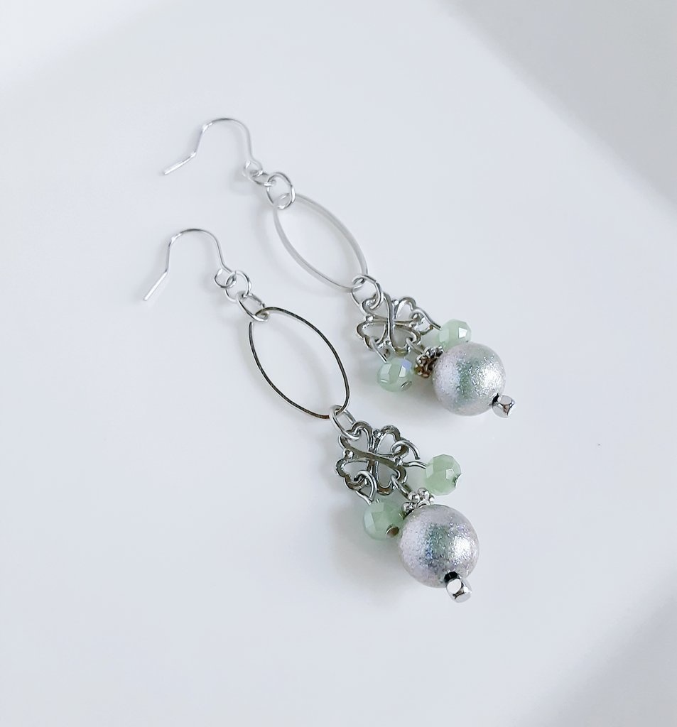 四葉のクローバーとシャイニーパールとオーバルフープの爽やかグリーンなピアス/イヤリング